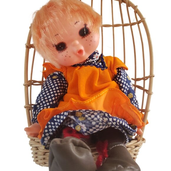Funky Doll Wicker Hanging Chair Thumb Sucking Big Eyes Vintage 1960s-1970s Odd - Picture 2 of 6
